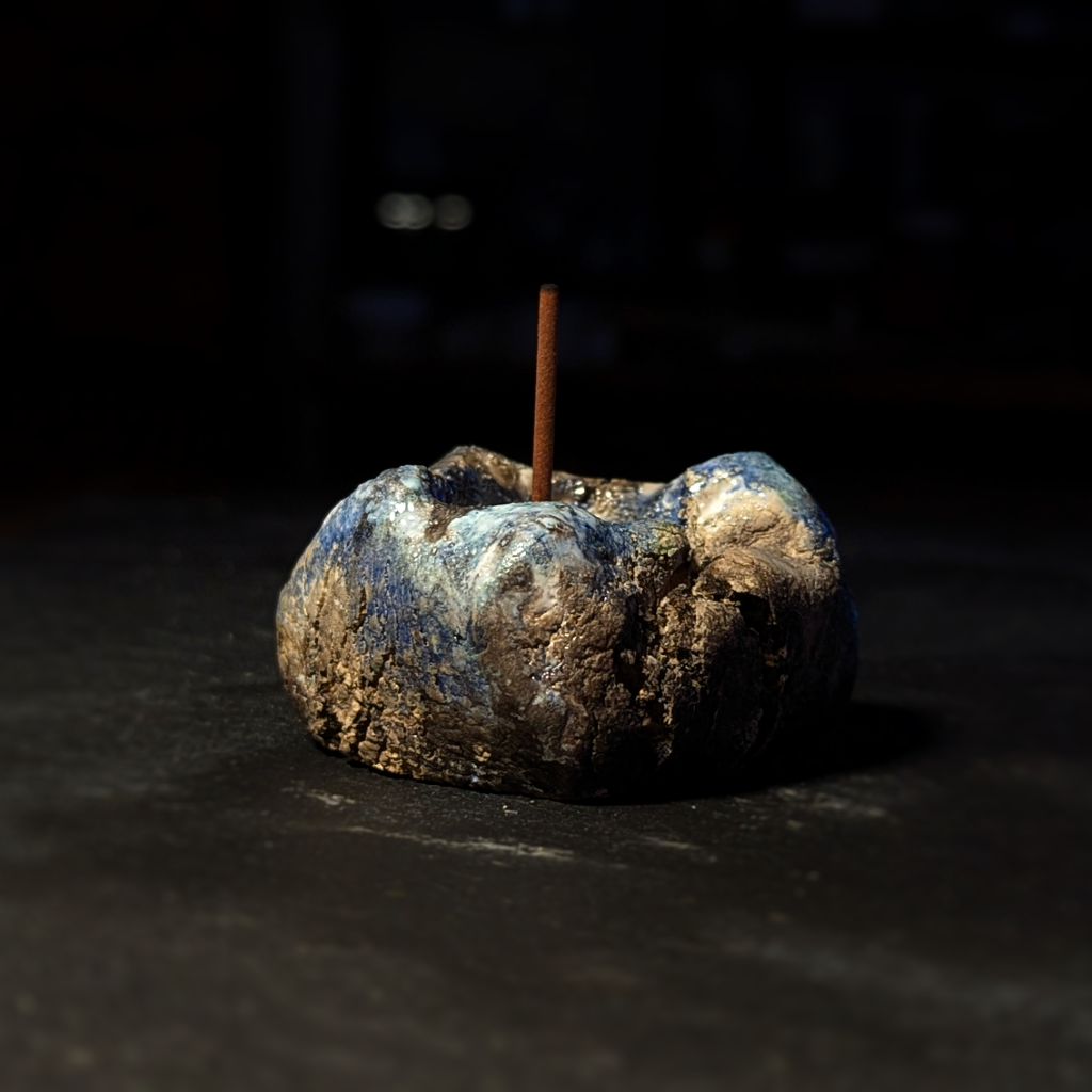 Sculpture / Objet de collection.
Porte encens Magma en grés.
Poids environ 120 grammes.
Dim. environ 6.5 cm x 3.5 cm.
Le porte encens est créé de manière artisanale par Fabien Martinet, Artisan Designer sur Ajaccio.
Contrairement à la céramique produite en série, du moulage à la cuisson, tout est étroitement contrôlé.
La pièce ainsi créée est unique : elle ne pourra jamais être reproduite.