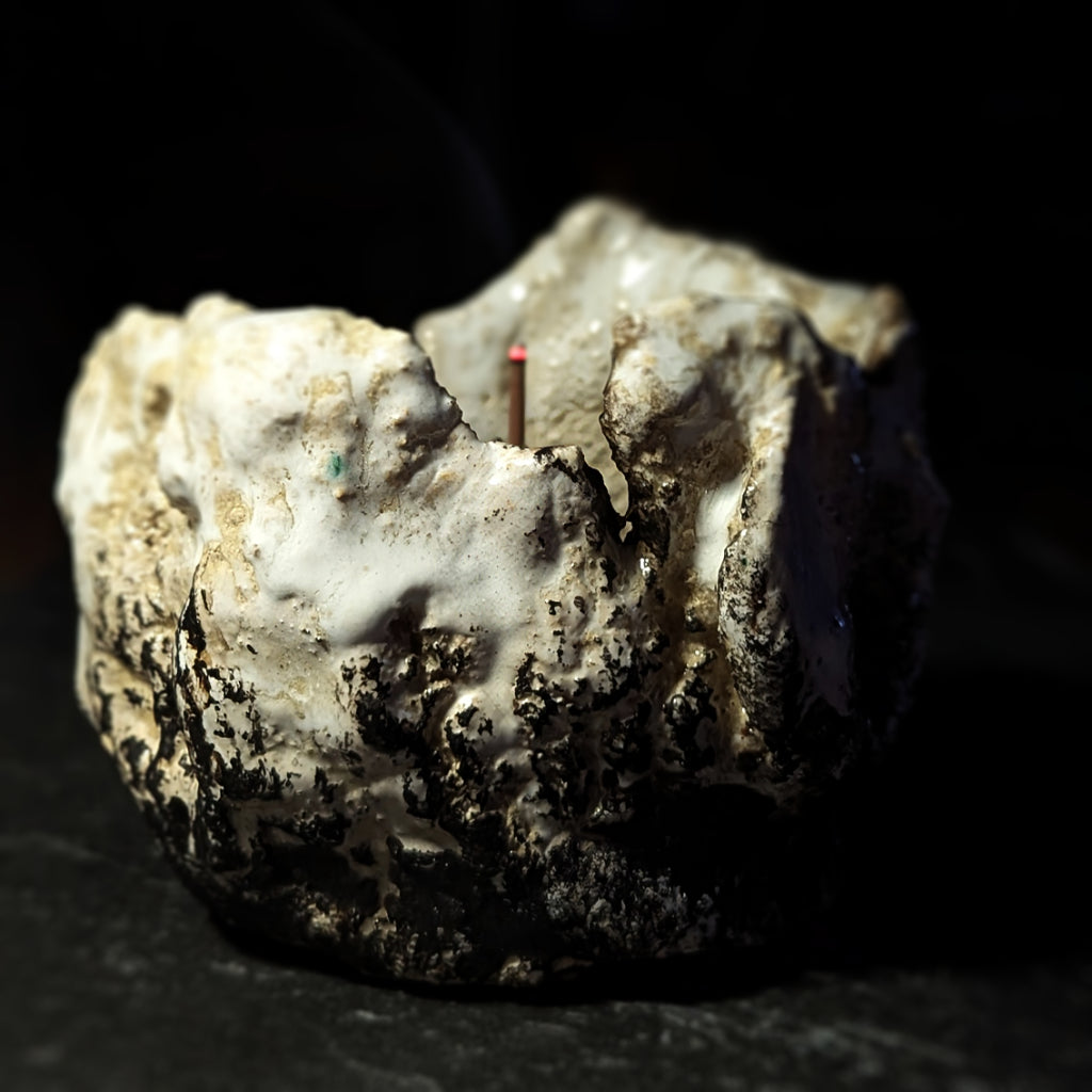 Sculpture / Objet de collection.
Porte encens "Gabbro" en grés.
Poids environ 550 grammes.
Dim. environ 9 cm x 10 cm.
Le porte encens est créé de manière artisanale par Fabien Martinet, Artisan Designer sur Ajaccio.
Contrairement à la céramique produite en série, du moulage à la cuisson, tout est étroitement contrôlé.
La pièce ainsi créée est unique : elle ne pourra jamais être reproduite.