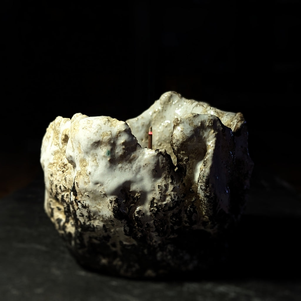 Sculpture / Objet de collection.
Porte encens "Gabbro" en grés.
Poids environ 550 grammes.
Dim. environ 9 cm x 10 cm.
Le porte encens est créé de manière artisanale par Fabien Martinet, Artisan Designer sur Ajaccio.
Contrairement à la céramique produite en série, du moulage à la cuisson, tout est étroitement contrôlé.
La pièce ainsi créée est unique : elle ne pourra jamais être reproduite.