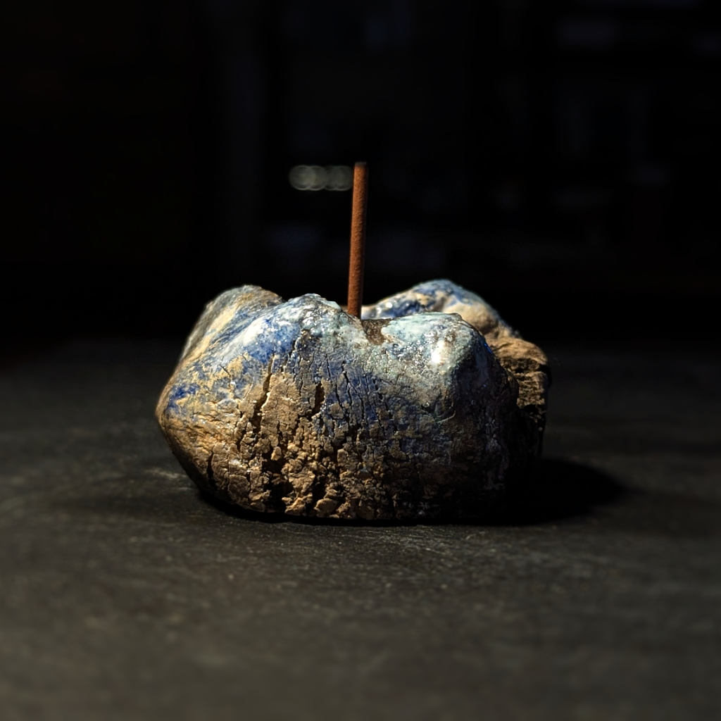 Sculpture / Objet de collection.
Porte encens Magma en grés.
Poids environ 120 grammes.
Dim. environ 6.5 cm x 3.5 cm.
Le porte encens est créé de manière artisanale par Fabien Martinet, Artisan Designer sur Ajaccio.
Contrairement à la céramique produite en série, du moulage à la cuisson, tout est étroitement contrôlé.
La pièce ainsi créée est unique : elle ne pourra jamais être reproduite.