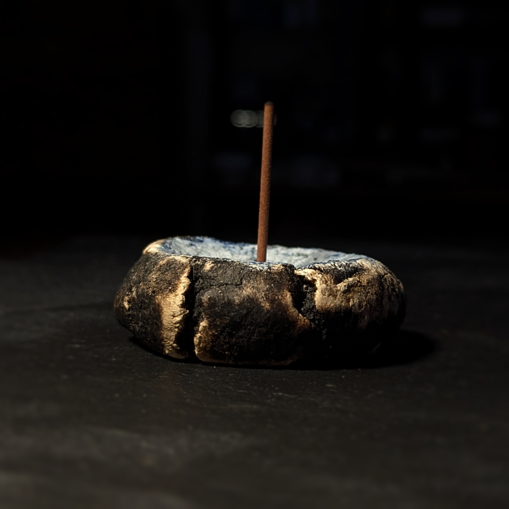 Sculpture / Objet de collection.
Porte encens Magma en grés.
Poids environ 100 grammes.
Dim. environ 6.5 cm x 2 cm.
Le porte encens est créé de manière artisanale par Fabien Martinet, Artisan Designer sur Ajaccio.
Contrairement à la céramique produite en série, du moulage à la cuisson, tout est étroitement contrôlé.
La pièce ainsi créée est unique : elle ne pourra jamais être reproduite.