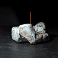 Sculpture / Objet de collection.
Porte encens Magma en grés.
Poids environ 300 grammes.
Dim. environ 10 cm x 5 cm.
Le porte encens est créé de manière artisanale par Fabien Martinet, Artisan Designer sur Ajaccio.
Contrairement à la céramique produite en série, du moulage à la cuisson, tout est étroitement contrôlé.
La pièce ainsi créée est unique : elle ne pourra jamais être reproduite.