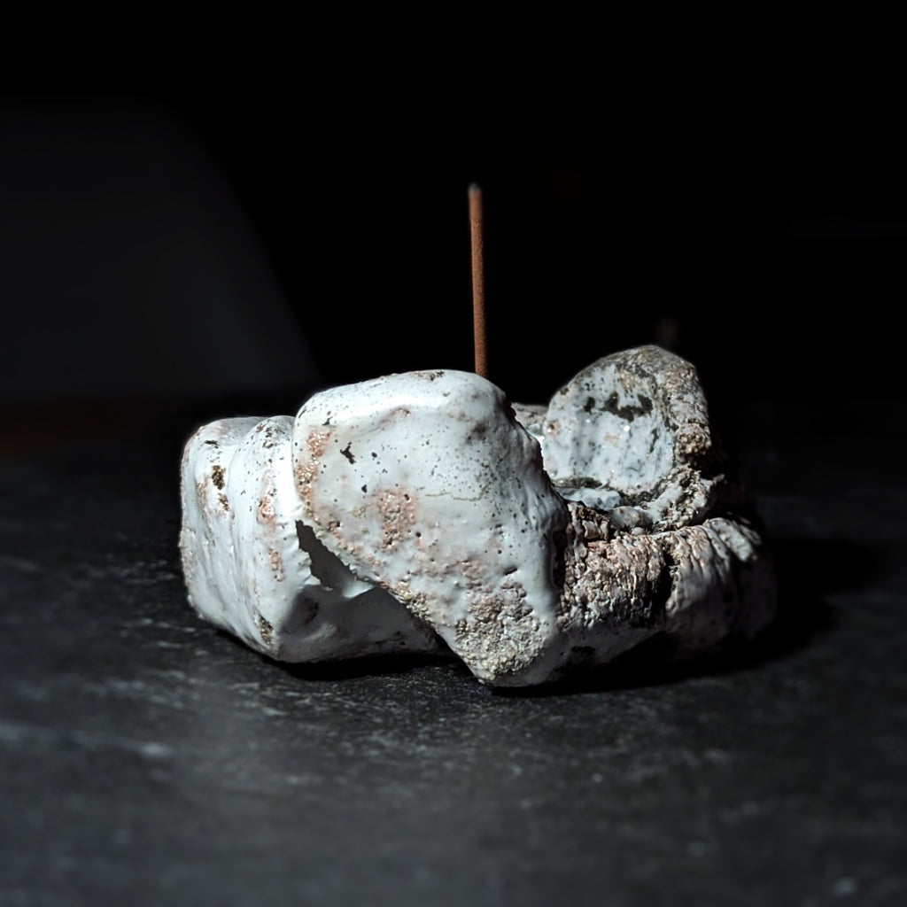 Sculpture / Objet de collection.
Porte encens Magma en grés.
Poids environ 300 grammes.
Dim. environ 10 cm x 5 cm.
Le porte encens est créé de manière artisanale par Fabien Martinet, Artisan Designer sur Ajaccio.
Contrairement à la céramique produite en série, du moulage à la cuisson, tout est étroitement contrôlé.
La pièce ainsi créée est unique : elle ne pourra jamais être reproduite.