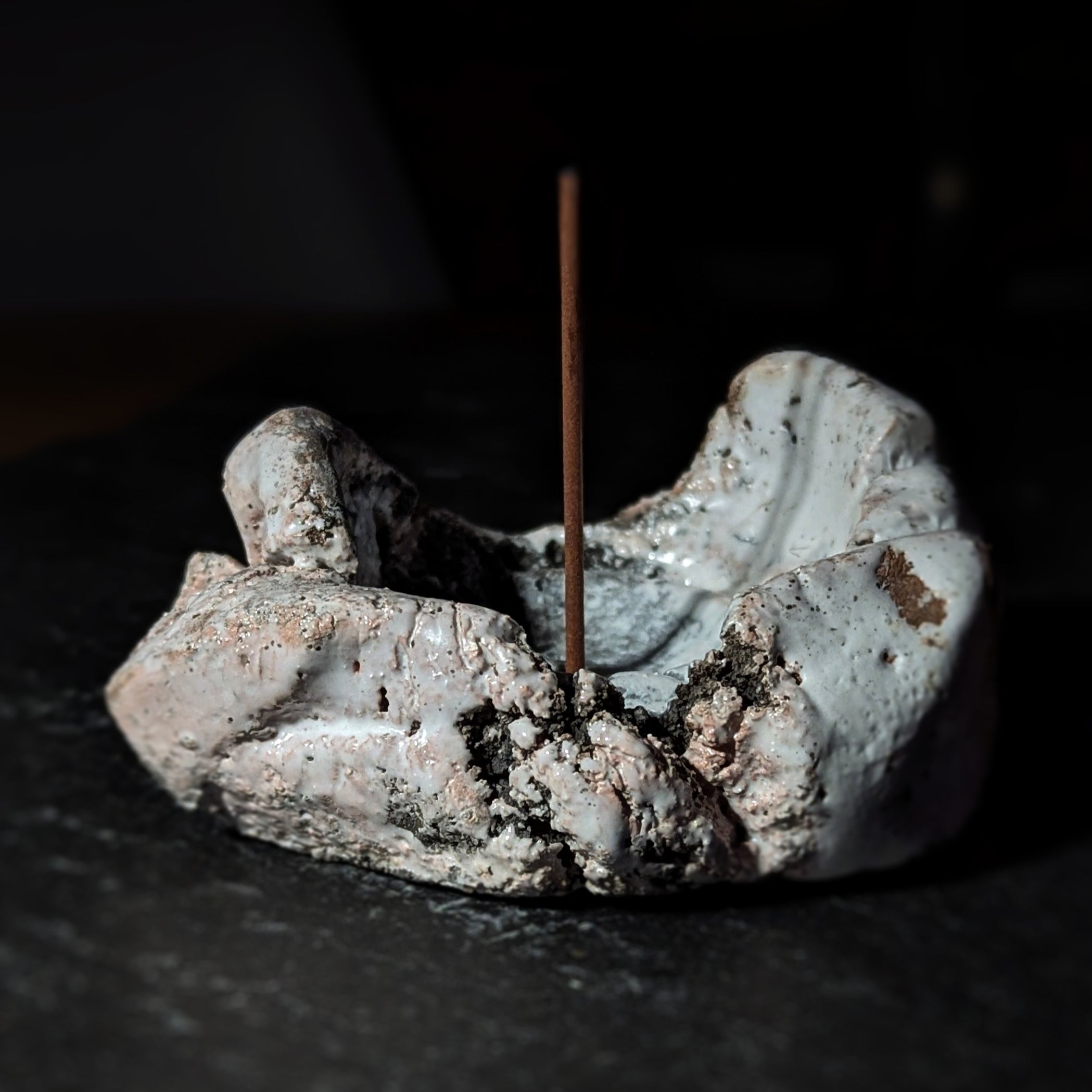 Sculpture / Objet de collection.
Porte encens Magma en grés.
Poids environ 300 grammes.
Dim. environ 10 cm x 5 cm.
Le porte encens est créé de manière artisanale par Fabien Martinet, Artisan Designer sur Ajaccio.
Contrairement à la céramique produite en série, du moulage à la cuisson, tout est étroitement contrôlé.
La pièce ainsi créée est unique : elle ne pourra jamais être reproduite.