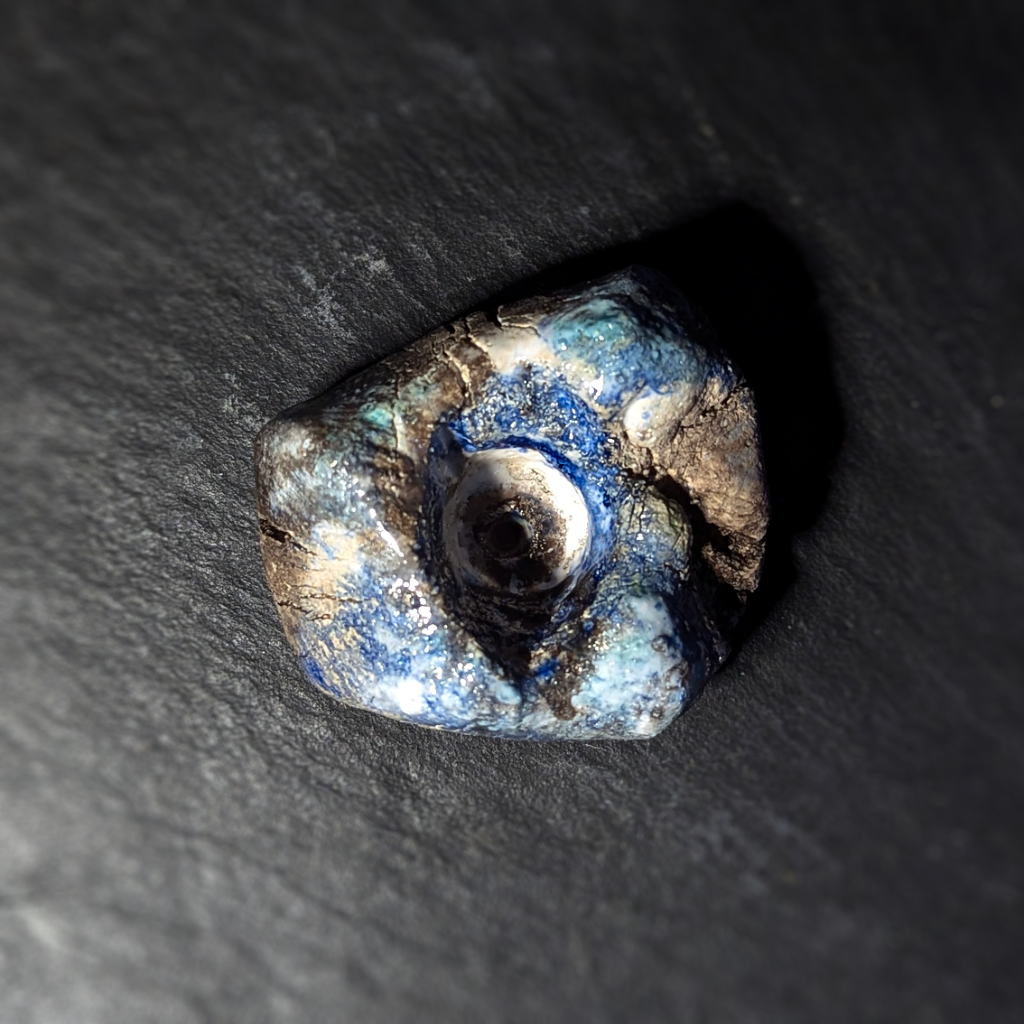 Sculpture / Objet de collection.
Porte encens Magma en grés.
Poids environ 120 grammes.
Dim. environ 6.5 cm x 3.5 cm.
Le porte encens est créé de manière artisanale par Fabien Martinet, Artisan Designer sur Ajaccio.
Contrairement à la céramique produite en série, du moulage à la cuisson, tout est étroitement contrôlé.
La pièce ainsi créée est unique : elle ne pourra jamais être reproduite.