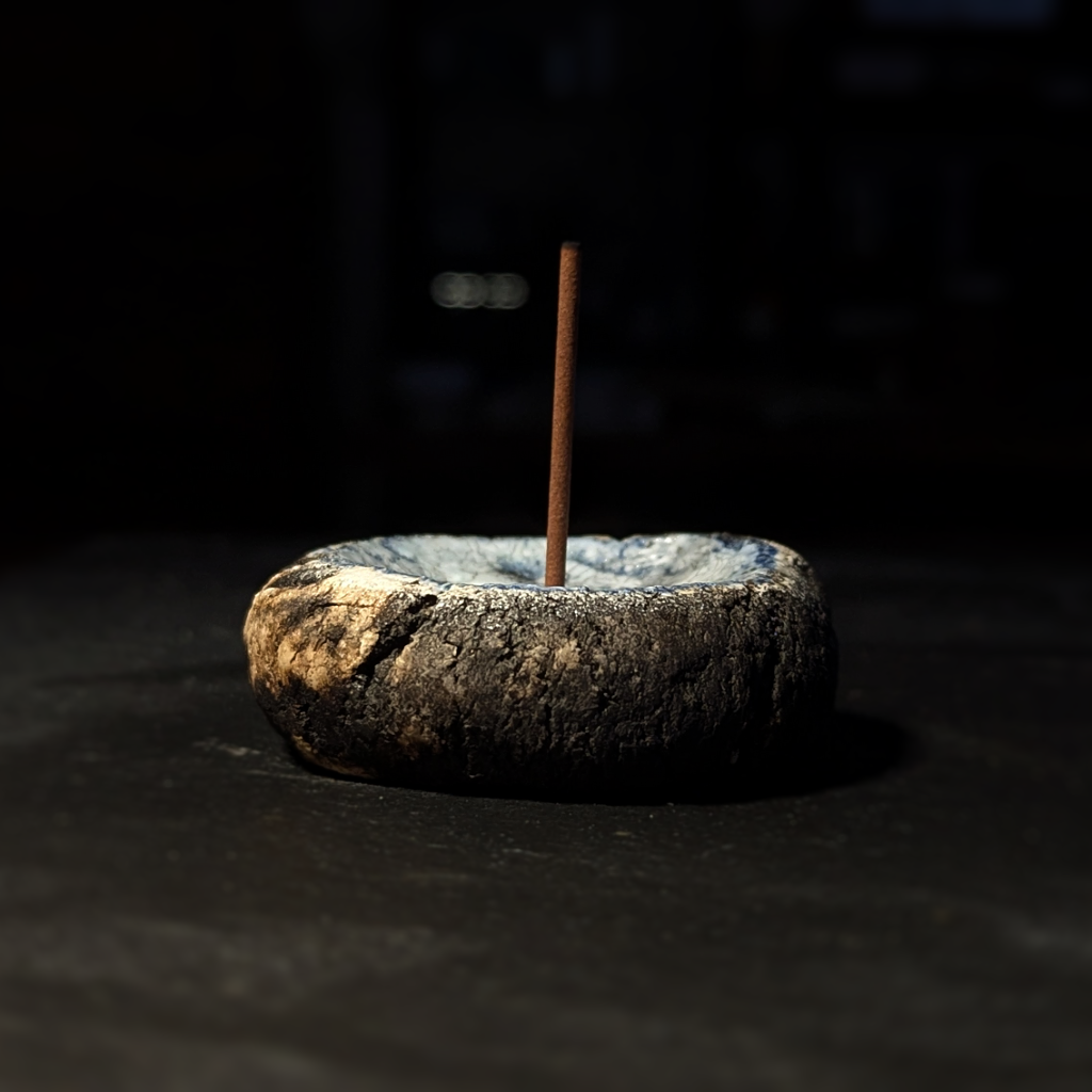 Sculpture / Objet de collection.
Porte encens Magma en grés.
Poids environ 100 grammes.
Dim. environ 6.5 cm x 2 cm.
Le porte encens est créé de manière artisanale par Fabien Martinet, Artisan Designer sur Ajaccio.
Contrairement à la céramique produite en série, du moulage à la cuisson, tout est étroitement contrôlé.
La pièce ainsi créée est unique : elle ne pourra jamais être reproduite.