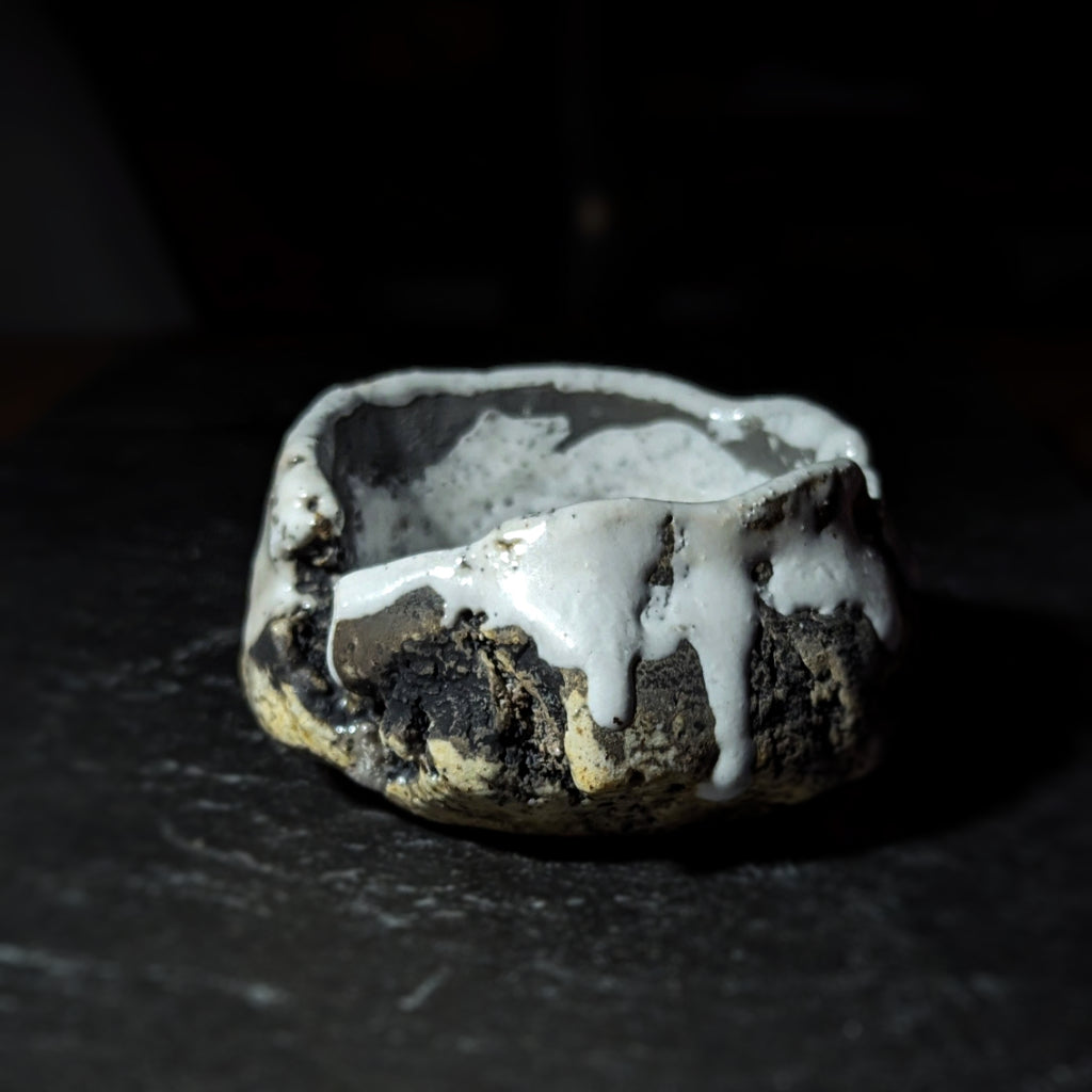 Sculpture / Objet de collection.
Porte encens Magma en grés.
Poids environ 270 grammes.
Dim. environ 9.5 cm x 5 cm.
Le porte encens est créé de manière artisanale par Fabien Martinet, Artisan Designer sur Ajaccio.
Contrairement à la céramique produite en série, du moulage à la cuisson, tout est étroitement contrôlé.
La pièce ainsi créée est unique : elle ne pourra jamais être reproduite.