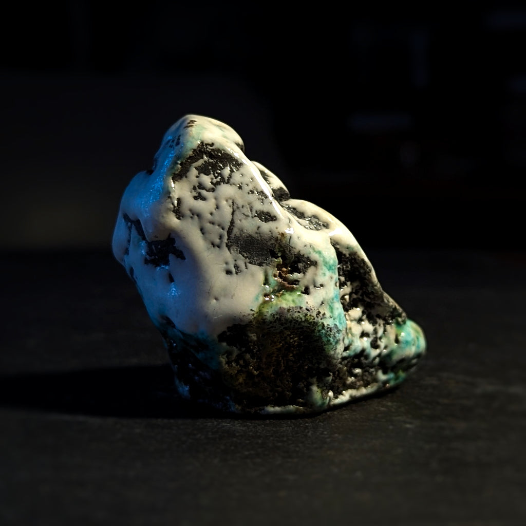 Sculpture / Objet de collection.
Porte encens Magma en grés.
Poids environ 90 grammes.
Dim. environ 6 cm x 5 cm.
Le porte encens est créé de manière artisanale par Fabien Martinet, Artisan Designer sur Ajaccio.
Contrairement à la céramique produite en série, du moulage à la cuisson, tout est étroitement contrôlé.
La pièce ainsi créée est unique : elle ne pourra jamais être reproduite.