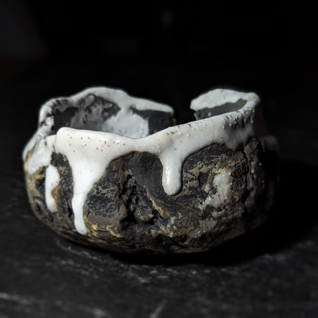 Sculpture / Objet de collection.
Porte encens Magma en grés.
Poids environ 270 grammes.
Dim. environ 9.5 cm x 5 cm.
Le porte encens est créé de manière artisanale par Fabien Martinet, Artisan Designer sur Ajaccio.
Contrairement à la céramique produite en série, du moulage à la cuisson, tout est étroitement contrôlé.
La pièce ainsi créée est unique : elle ne pourra jamais être reproduite.