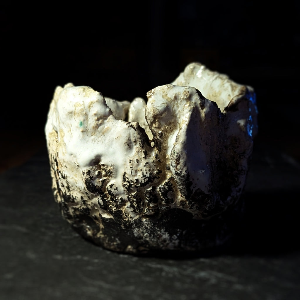 Sculpture / Objet de collection.
Porte encens "Gabbro" en grés.
Poids environ 550 grammes.
Dim. environ 9 cm x 10 cm.
Le porte encens est créé de manière artisanale par Fabien Martinet, Artisan Designer sur Ajaccio.
Contrairement à la céramique produite en série, du moulage à la cuisson, tout est étroitement contrôlé.
La pièce ainsi créée est unique : elle ne pourra jamais être reproduite.