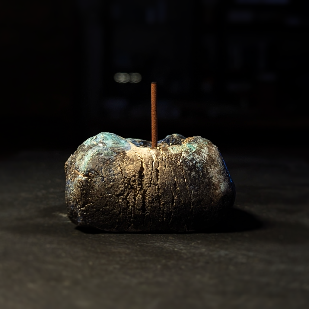 Sculpture / Objet de collection.
Porte encens Magma en grés.
Poids environ 120 grammes.
Dim. environ 6.5 cm x 3.5 cm.
Le porte encens est créé de manière artisanale par Fabien Martinet, Artisan Designer sur Ajaccio.
Contrairement à la céramique produite en série, du moulage à la cuisson, tout est étroitement contrôlé.
La pièce ainsi créée est unique : elle ne pourra jamais être reproduite.