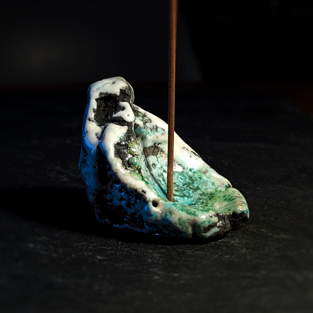 Sculpture / Objet de collection.
Porte encens Magma en grés.
Poids environ 90 grammes.
Dim. environ 6 cm x 5 cm.
Le porte encens est créé de manière artisanale par Fabien Martinet, Artisan Designer sur Ajaccio.
Contrairement à la céramique produite en série, du moulage à la cuisson, tout est étroitement contrôlé.
La pièce ainsi créée est unique : elle ne pourra jamais être reproduite.