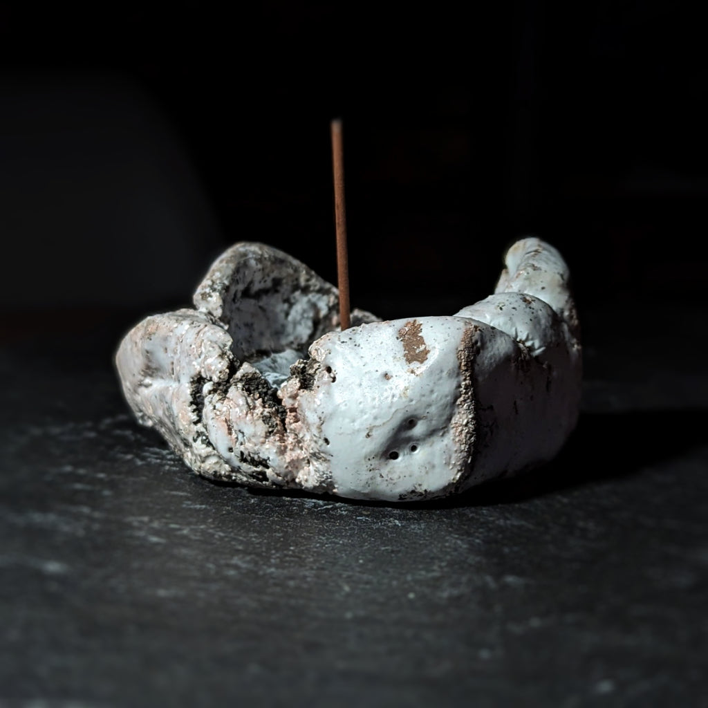 Sculpture / Objet de collection.
Porte encens Magma en grés.
Poids environ 300 grammes.
Dim. environ 10 cm x 5 cm.
Le porte encens est créé de manière artisanale par Fabien Martinet, Artisan Designer sur Ajaccio.
Contrairement à la céramique produite en série, du moulage à la cuisson, tout est étroitement contrôlé.
La pièce ainsi créée est unique : elle ne pourra jamais être reproduite.