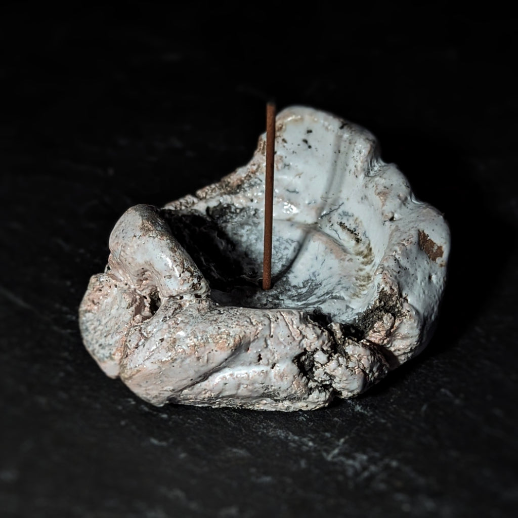 Sculpture / Objet de collection.
Porte encens Magma en grés.
Poids environ 300 grammes.
Dim. environ 10 cm x 5 cm.
Le porte encens est créé de manière artisanale par Fabien Martinet, Artisan Designer sur Ajaccio.
Contrairement à la céramique produite en série, du moulage à la cuisson, tout est étroitement contrôlé.
La pièce ainsi créée est unique : elle ne pourra jamais être reproduite.