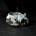 Sculpture / Objet de collection.
Porte encens Magma en grés.
Poids environ 270 grammes.
Dim. environ 9.5 cm x 5 cm.
Le porte encens est créé de manière artisanale par Fabien Martinet, Artisan Designer sur Ajaccio.
Contrairement à la céramique produite en série, du moulage à la cuisson, tout est étroitement contrôlé.
La pièce ainsi créée est unique : elle ne pourra jamais être reproduite.