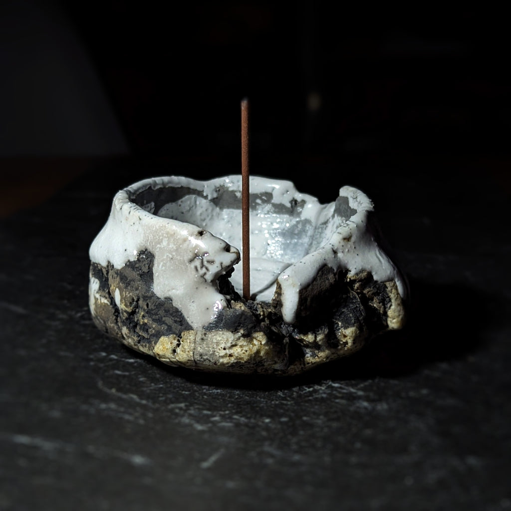 Sculpture / Objet de collection.
Porte encens Magma en grés.
Poids environ 270 grammes.
Dim. environ 9.5 cm x 5 cm.
Le porte encens est créé de manière artisanale par Fabien Martinet, Artisan Designer sur Ajaccio.
Contrairement à la céramique produite en série, du moulage à la cuisson, tout est étroitement contrôlé.
La pièce ainsi créée est unique : elle ne pourra jamais être reproduite.