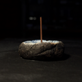 Sculpture / Objet de collection.
Porte encens Magma en grés.
Poids environ 100 grammes.
Dim. environ 6.5 cm x 2 cm.
Le porte encens est créé de manière artisanale par Fabien Martinet, Artisan Designer sur Ajaccio.
Contrairement à la céramique produite en série, du moulage à la cuisson, tout est étroitement contrôlé.
La pièce ainsi créée est unique : elle ne pourra jamais être reproduite.