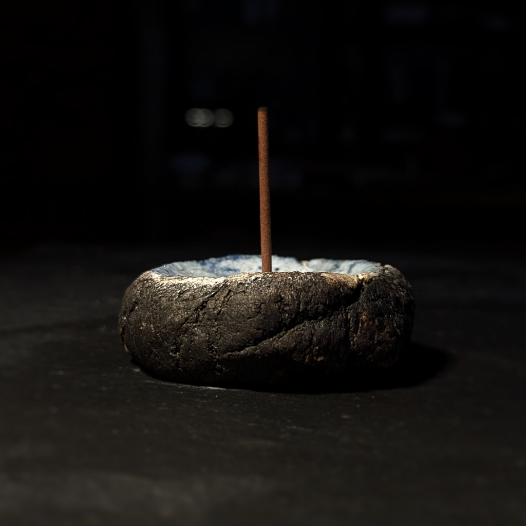 Sculpture / Objet de collection.
Porte encens Magma en grés.
Poids environ 100 grammes.
Dim. environ 6.5 cm x 2 cm.
Le porte encens est créé de manière artisanale par Fabien Martinet, Artisan Designer sur Ajaccio.
Contrairement à la céramique produite en série, du moulage à la cuisson, tout est étroitement contrôlé.
La pièce ainsi créée est unique : elle ne pourra jamais être reproduite.