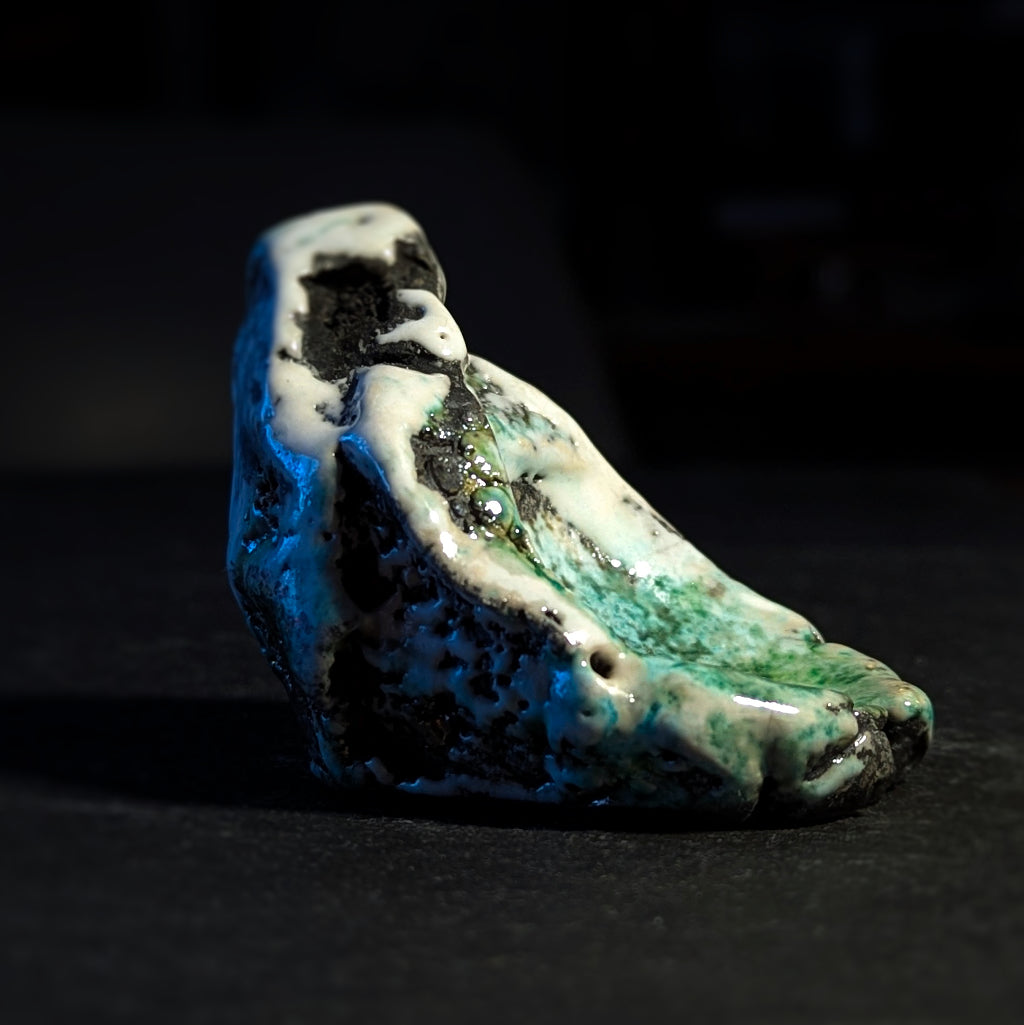 Sculpture / Objet de collection.
Porte encens Magma en grés.
Poids environ 90 grammes.
Dim. environ 6 cm x 5 cm.
Le porte encens est créé de manière artisanale par Fabien Martinet, Artisan Designer sur Ajaccio.
Contrairement à la céramique produite en série, du moulage à la cuisson, tout est étroitement contrôlé.
La pièce ainsi créée est unique : elle ne pourra jamais être reproduite.