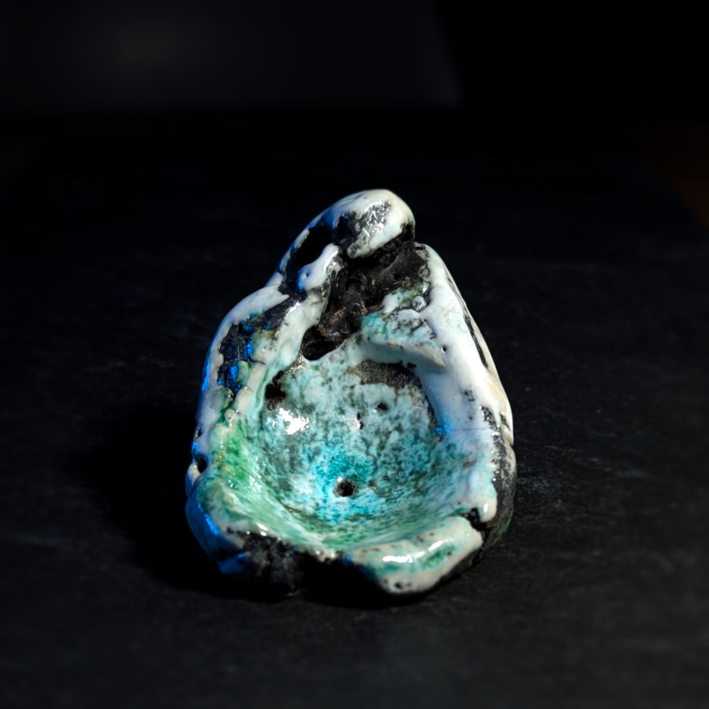 Sculpture / Objet de collection.
Porte encens Magma en grés.
Poids environ 90 grammes.
Dim. environ 6 cm x 5 cm.
Le porte encens est créé de manière artisanale par Fabien Martinet, Artisan Designer sur Ajaccio.
Contrairement à la céramique produite en série, du moulage à la cuisson, tout est étroitement contrôlé.
La pièce ainsi créée est unique : elle ne pourra jamais être reproduite.