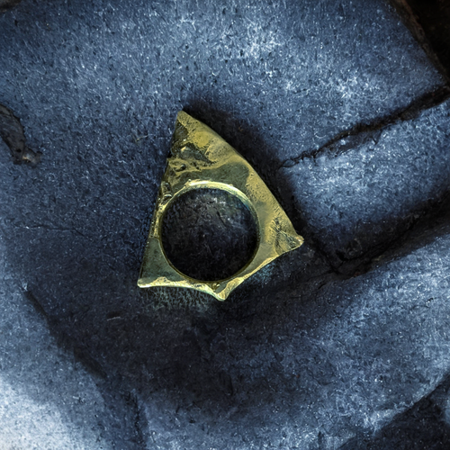 Découvrez la bague en laiton 67/33. Un anneau brut à la texture organique inspirée par l'érosion. Bijou artisanal fabriqué en Corse. L'élégance du métal sauvage.