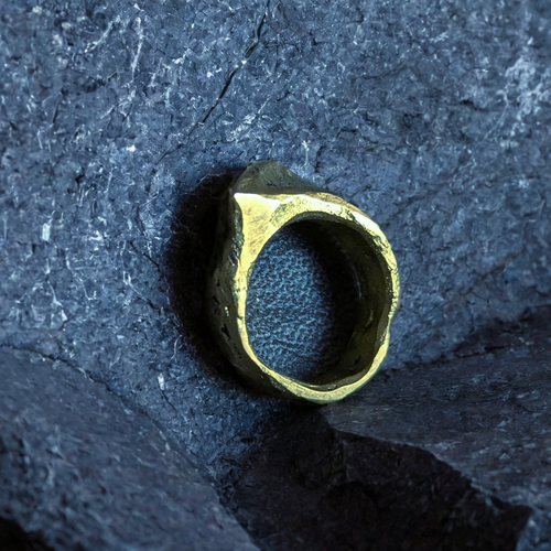 Découvrez la bague Origin en laiton massif. Un anneau minimaliste au design organique et texturé. Bijou artisanal fabriqué à la main en Corse. L'élégance brute.
