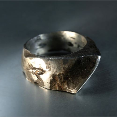 Découvrez la bague Shark en étain sans plomb. Un design audacieux aux lignes acérées et à la texture érodée. Bijou unique fabriqué artisanalement en Corse.