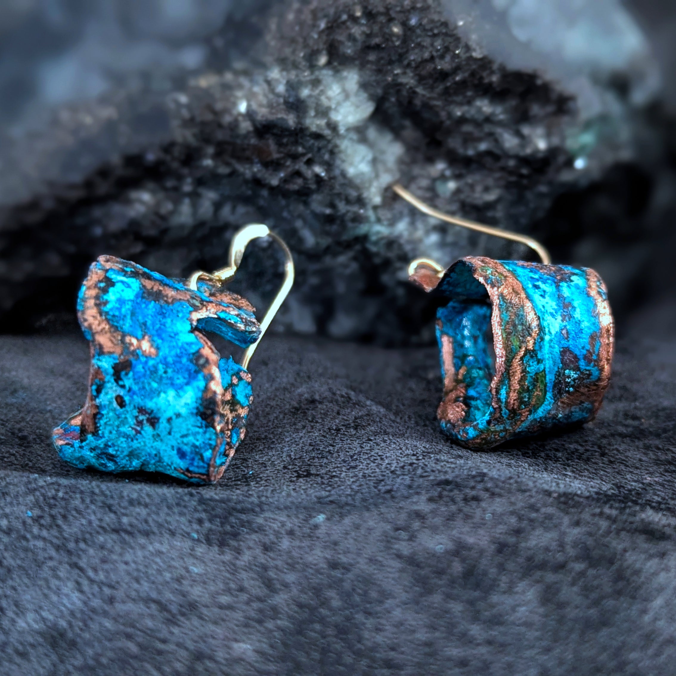 Découvrez "Pure BO-02CR" par Naufrage : des boucles d'oreilles en cuivre à patine bleue rappelant les trésors marins. Bijou unique sculpté main en Corse. Slow Design.