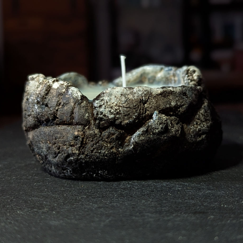 Sculpture / Objet de collection.
Grès, technique du Kurinuki.
Bougie à la cire de Soja 100 % naturelle et écoresponsable.
Poids environ 350 grammes.
Dim. environ 9 cm de diamètre x 5 cm de hauteur
Mèche de bougie fabriquée 100% en coton naturelle.
Le bougeoir est créé de manière artisanale par Fabien Martinet, Artisan Designer sur Ajaccio.
Contrairement à la céramique produite en série, du moulage à la cuisson, tout est étroitement contrôlé.
La pièce ainsi créée est unique : elle ne pourra jamais êt