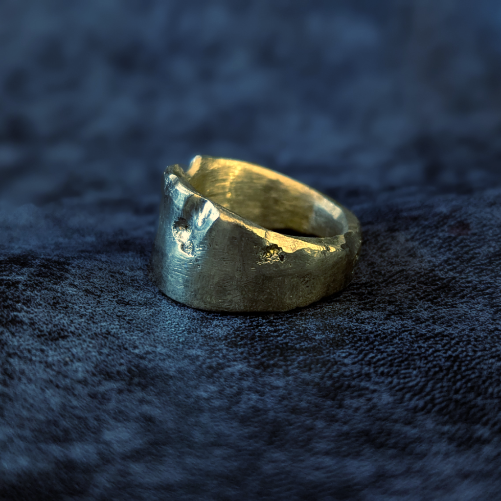 Bague en Laiton à texture érodée. Fabrication artisanale. Pièce unique. Bijoux fabriqués en Corse par Fabien Martinet.
