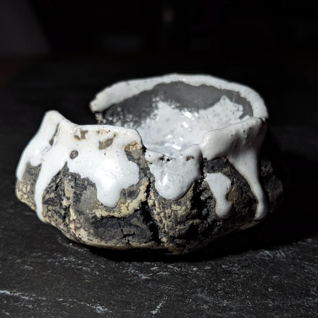 Sculpture / Objet de collection.
Porte encens Magma en grés.
Poids environ 270 grammes.
Dim. environ 9.5 cm x 5 cm.
Le porte encens est créé de manière artisanale par Fabien Martinet, Artisan Designer sur Ajaccio.
Contrairement à la céramique produite en série, du moulage à la cuisson, tout est étroitement contrôlé.
La pièce ainsi créée est unique : elle ne pourra jamais être reproduite.