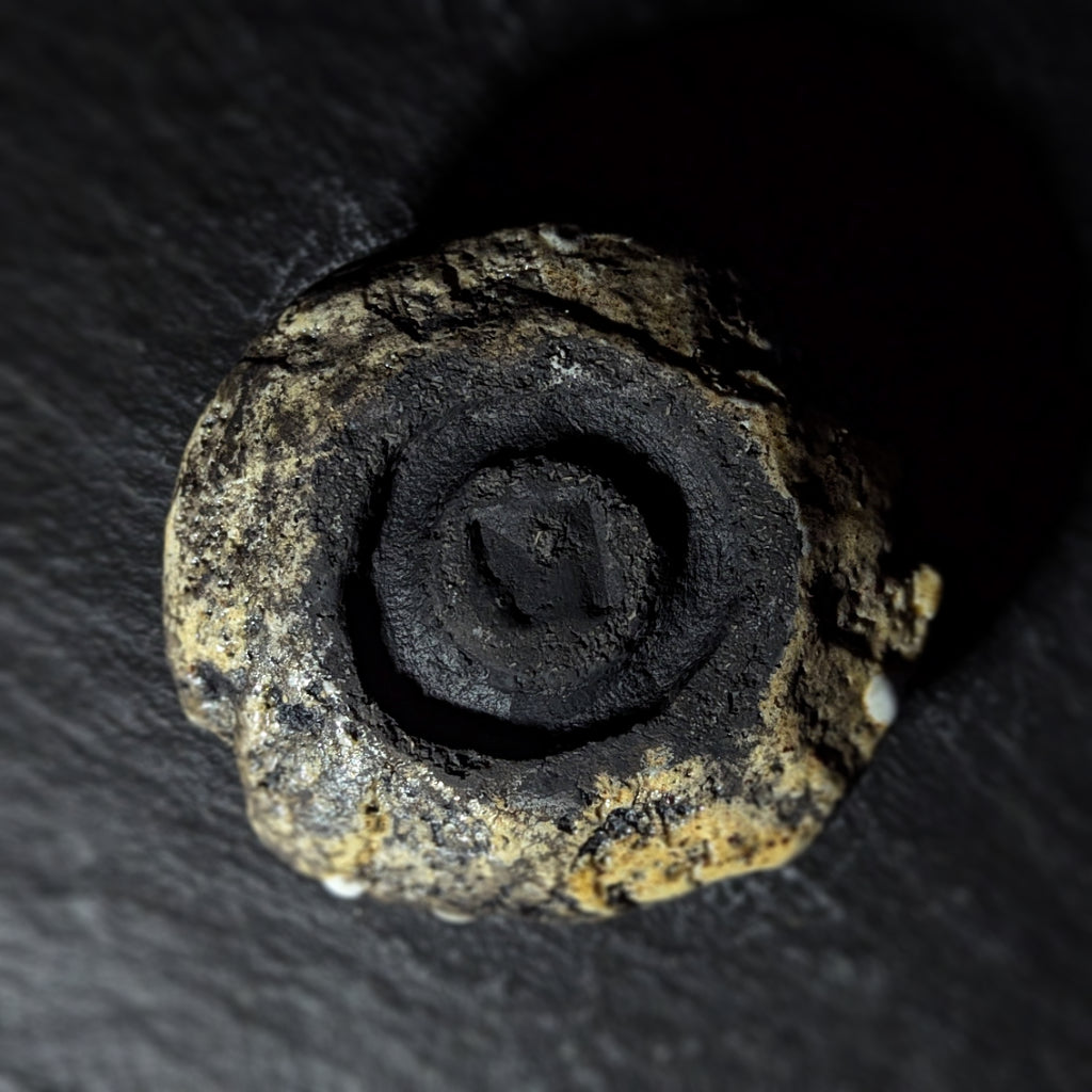 Sculpture / Objet de collection.
Porte encens Magma en grés.
Poids environ 270 grammes.
Dim. environ 9.5 cm x 5 cm.
Le porte encens est créé de manière artisanale par Fabien Martinet, Artisan Designer sur Ajaccio.
Contrairement à la céramique produite en série, du moulage à la cuisson, tout est étroitement contrôlé.
La pièce ainsi créée est unique : elle ne pourra jamais être reproduite.