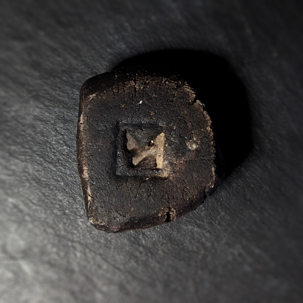 Sculpture / Objet de collection.
Porte encens Magma en grés.
Poids environ 120 grammes.
Dim. environ 6.5 cm x 3.5 cm.
Le porte encens est créé de manière artisanale par Fabien Martinet, Artisan Designer sur Ajaccio.
Contrairement à la céramique produite en série, du moulage à la cuisson, tout est étroitement contrôlé.
La pièce ainsi créée est unique : elle ne pourra jamais être reproduite.