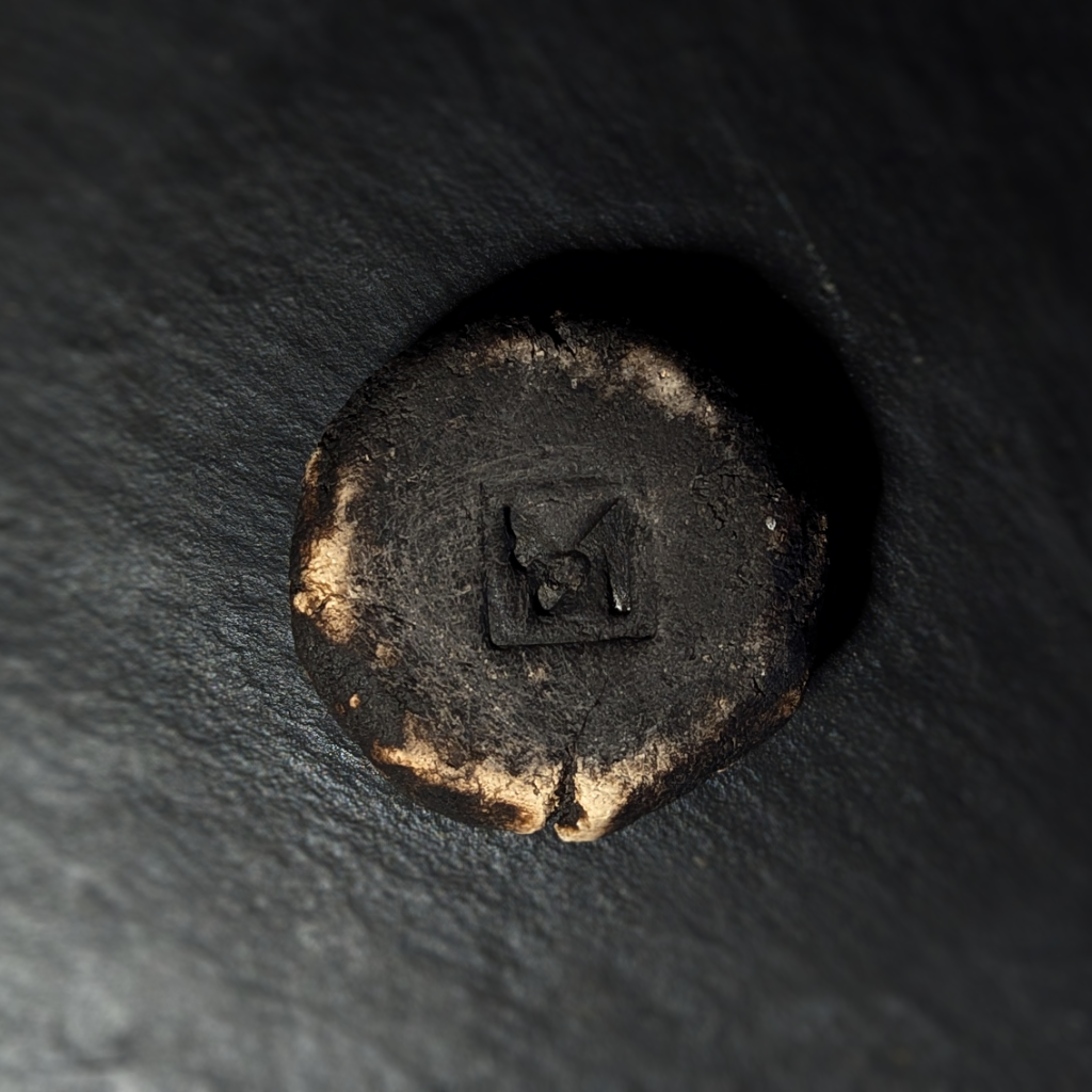 Sculpture / Objet de collection.
Porte encens Magma en grés.
Poids environ 100 grammes.
Dim. environ 6.5 cm x 2 cm.
Le porte encens est créé de manière artisanale par Fabien Martinet, Artisan Designer sur Ajaccio.
Contrairement à la céramique produite en série, du moulage à la cuisson, tout est étroitement contrôlé.
La pièce ainsi créée est unique : elle ne pourra jamais être reproduite.