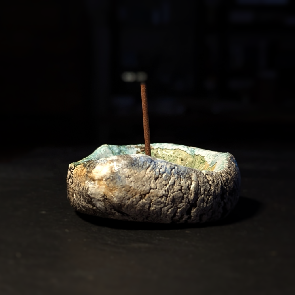 Sculpture / Objet de collection.
Porte encens Magma en grés.
Poids environ 115 grammes.
Dim. environ 8 cm x 3 cm.
Le porte encens est créé de manière artisanale par Fabien Martinet, Artisan Designer sur Ajaccio.

Contrairement à la céramique produite en série, du moulage à la cuisson, tout est étroitement contrôlé.
La pièce ainsi créée est unique : elle ne pourra jamais être reproduite.