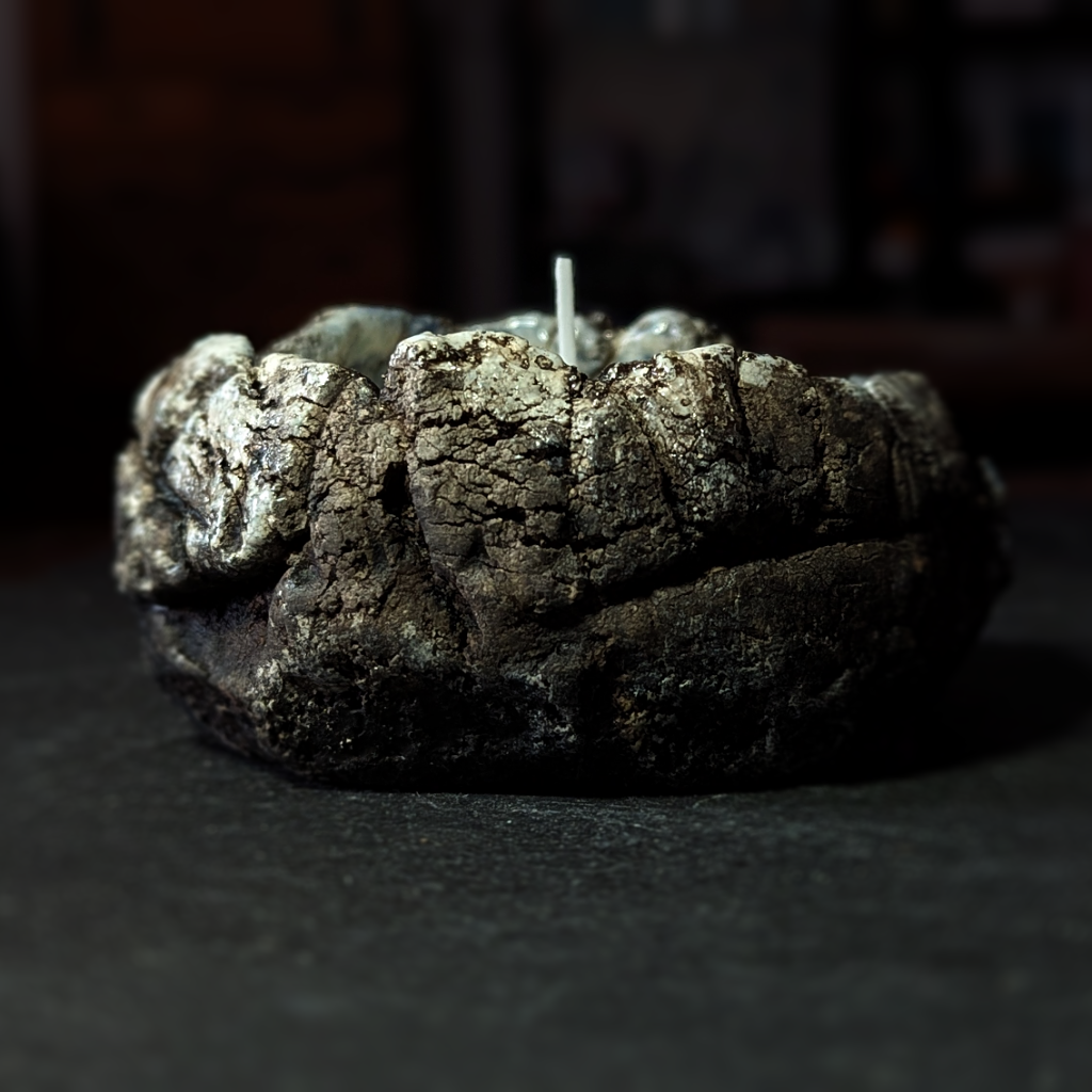 Sculpture / Objet de collection.
Grès, technique du Kurinuki.
Bougie à la cire de Soja 100 % naturelle et écoresponsable.
Poids environ 350 grammes.
Mèche de bougie fabriquée 100% en coton naturelle.
Le bougeoir est créé de manière artisanale par Fabien Martinet, Artisan Designer sur Ajaccio.
Contrairement à la céramique produite en série, du moulage à la cuisson, tout est étroitement contrôlé.
La pièce ainsi créée est unique : elle ne pourra jamais être reproduite.