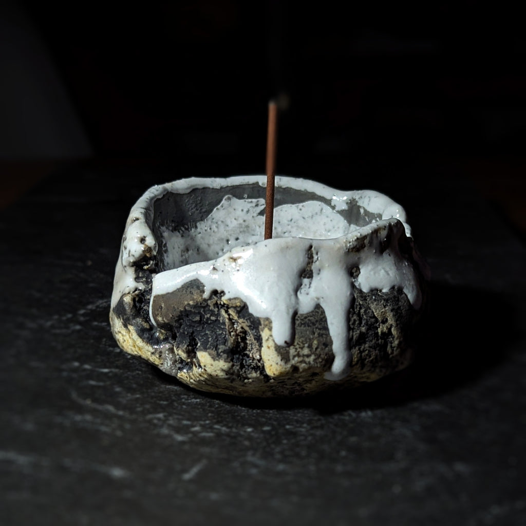 Sculpture / Objet de collection.
Porte encens Magma en grés.
Poids environ 270 grammes.
Dim. environ 9.5 cm x 5 cm.
Le porte encens est créé de manière artisanale par Fabien Martinet, Artisan Designer sur Ajaccio.
Contrairement à la céramique produite en série, du moulage à la cuisson, tout est étroitement contrôlé.
La pièce ainsi créée est unique : elle ne pourra jamais être reproduite.