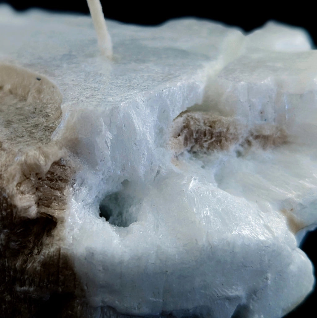 Bougie sculpture en cire de palme texture minérale.