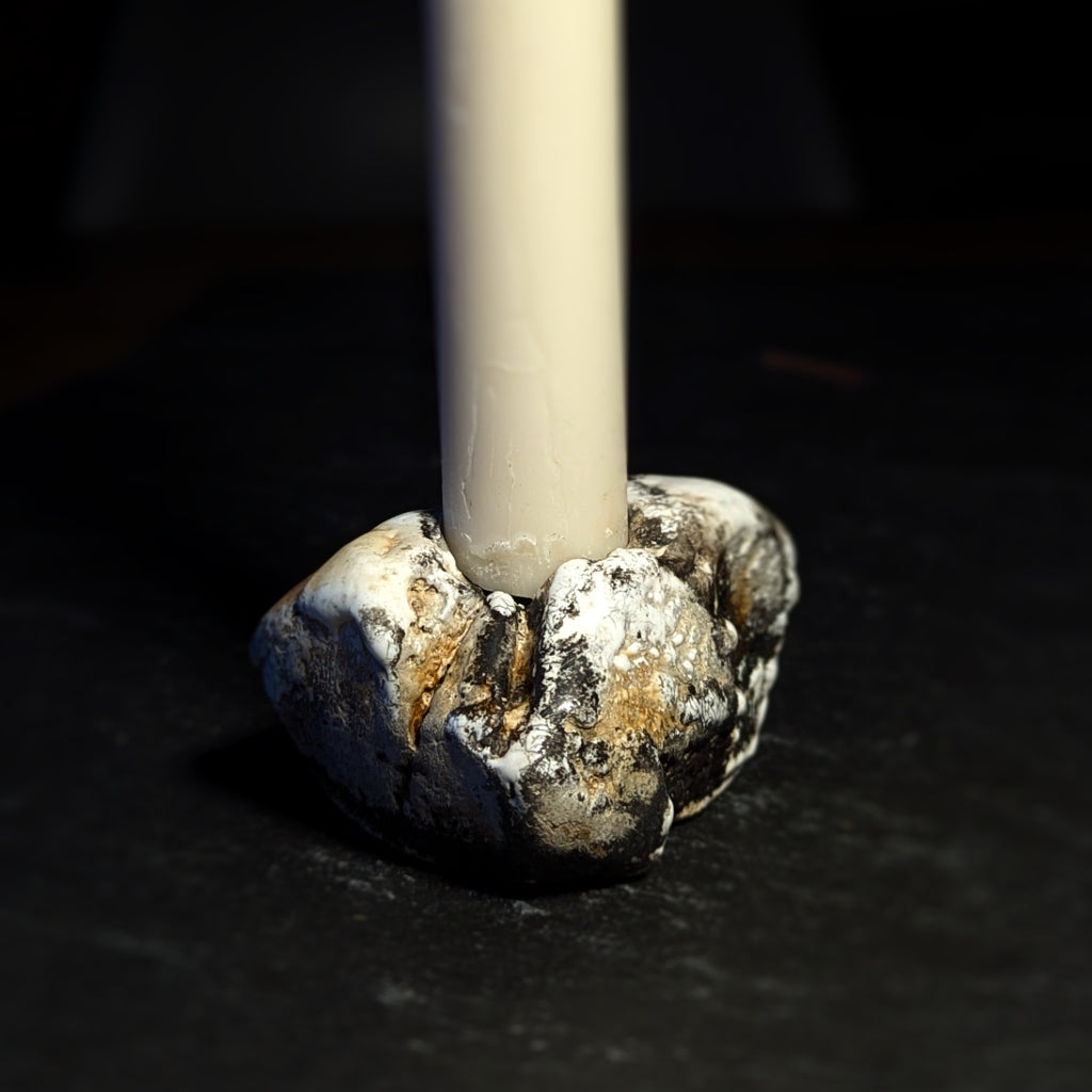 Sculpture / Objet de collection.
Porte encens et bougeoir "Mix IC" en grés.
Dim. environ 3.5 cm x 7 cm. Poids environ 95 grammes.
Le porte encens est créé de manière artisanale par Fabien Martinet, Artisan Designer sur Ajaccio.
Livré avec une bougie artisanale en cire de soja 100% naturelle.
Contrairement à la céramique produite en série, du moulage à la cuisson, tout est étroitement contrôlé.
La pièce ainsi créée est unique : elle ne pourra jamais être reproduite.