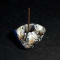 Sculpture / Objet de collection.
Porte encens et bougeoir "Mix IC" en grés.
Dim. environ 3.5 cm x 7 cm. Poids environ 95 grammes.
Le porte encens est créé de manière artisanale par Fabien Martinet, Artisan Designer sur Ajaccio.
Livré avec une bougie artisanale en cire de soja 100% naturelle.
Contrairement à la céramique produite en série, du moulage à la cuisson, tout est étroitement contrôlé.
La pièce ainsi créée est unique : elle ne pourra jamais être reproduite.
