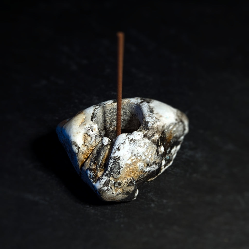 Sculpture / Objet de collection.
Porte encens et bougeoir "Mix IC" en grés.
Dim. environ 3.5 cm x 7 cm. Poids environ 95 grammes.
Le porte encens est créé de manière artisanale par Fabien Martinet, Artisan Designer sur Ajaccio.
Livré avec une bougie artisanale en cire de soja 100% naturelle.
Contrairement à la céramique produite en série, du moulage à la cuisson, tout est étroitement contrôlé.
La pièce ainsi créée est unique : elle ne pourra jamais être reproduite.