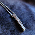 Découvrez le pendentif Stick en étain pur. Une barre verticale aux textures fusion et organiques, forgée à la main en Corse. L'essence du style minimaliste brut.
